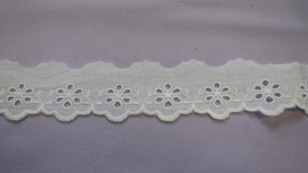 Broderiipits valge lill+leht 25mm, 1m