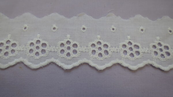 Broderiipits valge lill 45mm, 1m