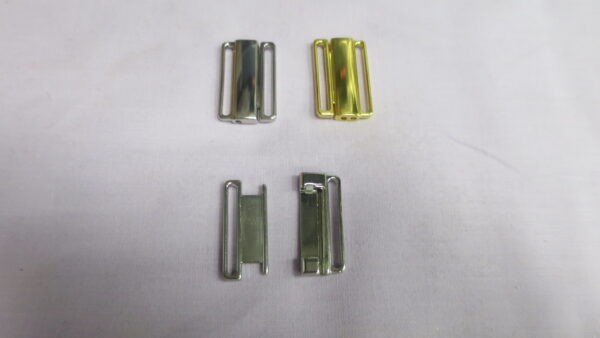 Metallist kinniti, pannal 25mm paelale, kummile. Lukustuv.