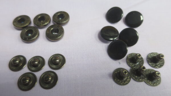 Metalltrukk , 12mm must, kerge läikega, S-vedruga, 10tk.
